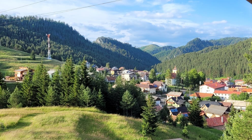 Pohľad na obec Vernár a okolité zalesnené kopce